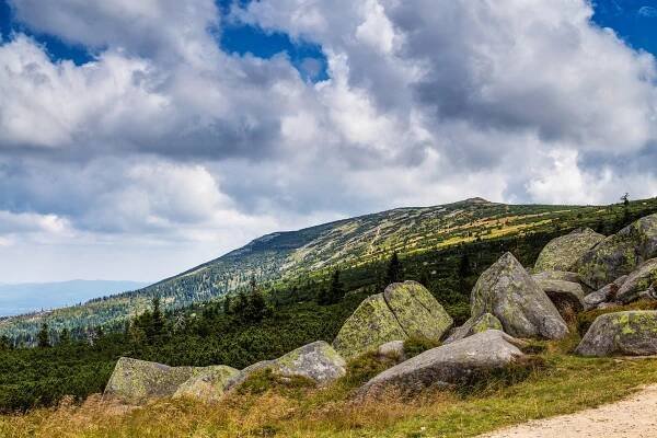 Zákaz vstupu do Krkonoš? Na přemíru odpadků a nevychované turisty si stěžuje vládce hor