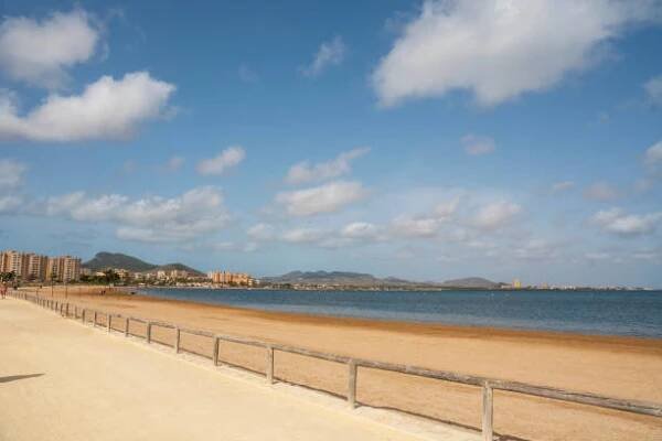 la manga del mar menor turistické letovisko v murcia, španělsko středozemní moře v letním ránu. - la manga - stock snímky, obrázky a fotky