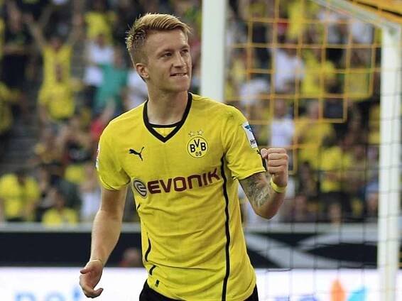 Střelec Dortmundu Marco Reus se raduje z gólu proti Bayernu v německém Superpoháru