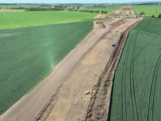 Archeologové našli na stavbě D35 pravěkou mohylu
