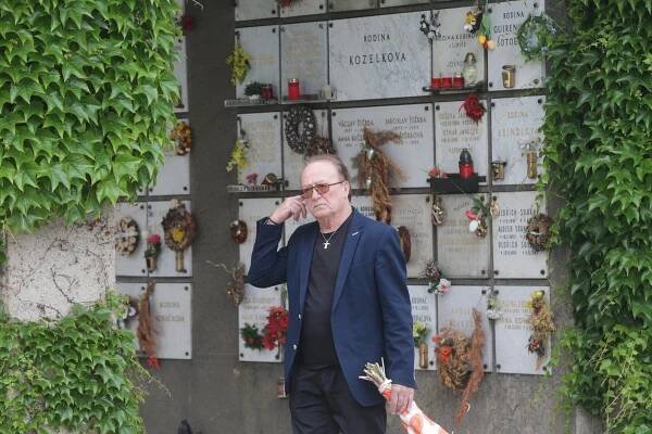 Rocker Petr Janda (76) po operaci šedého zákalu: Poprvé vidí svět bez brýlí!