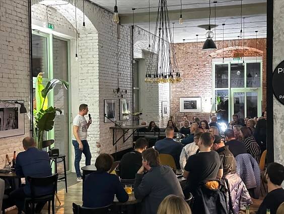 titulní obrazek události 'Stand-up comedy Show v Kavárna Továrna'
