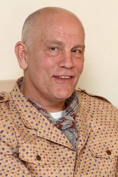 John Malkovich přijel do Prahy. Luxusní tryskáč vyměnil za autobus