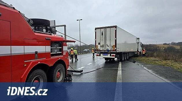 D7 u ruzyňského letiště zablokovala nehoda kamionu, sjel do příkopu - iDNES.cz