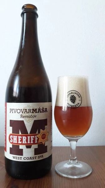 Máša - Sheriff 15°, West coast IPA lahev a sklenice