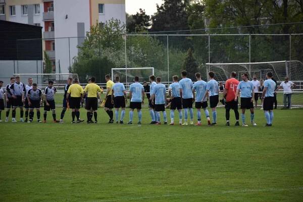 Třebeš B (v černém) - Stěžery 3:0.
