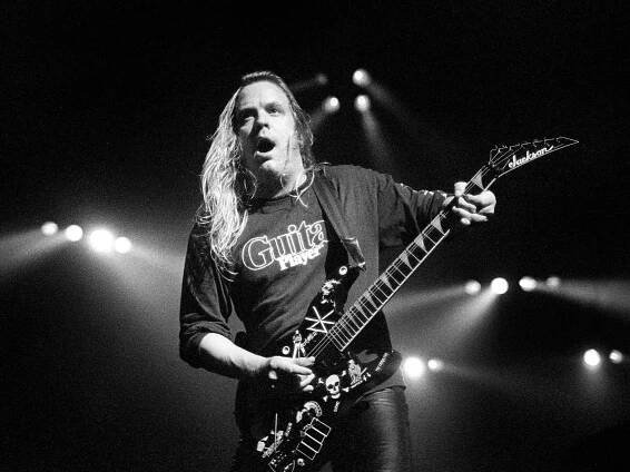 Jeff Hanneman performing live