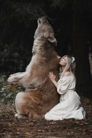 Jako kráska a zvíře: Modelka nafotila snímky s adoptovaným medvědem Štěpánem