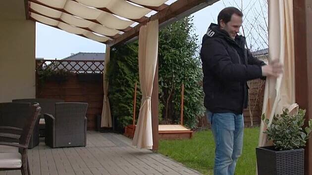 Erik Aresta s manželkou Veronikou našli dítu na trhu, šijí stínění na zahradní pergoly. (2023)