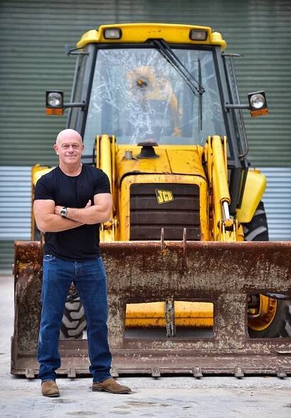 Read more about the article Ross Kemp pictured during his visit to JCB with the backhoe  loader used by the Millennium Dome raiders
