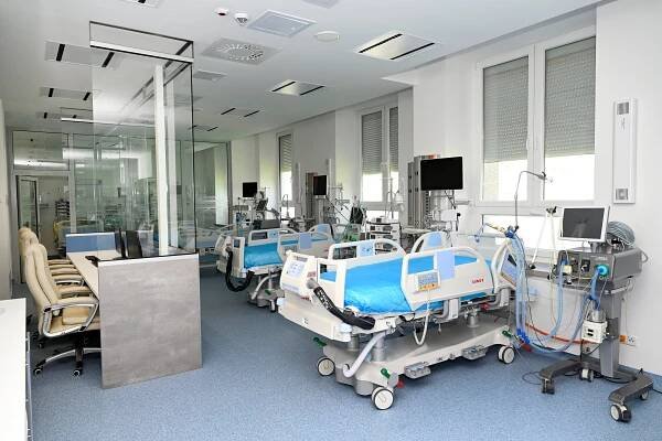 Ak nemocnice nedostanú do konca marca peniaze z poisťovní, pacientov ošetria iba v akútnom prípade