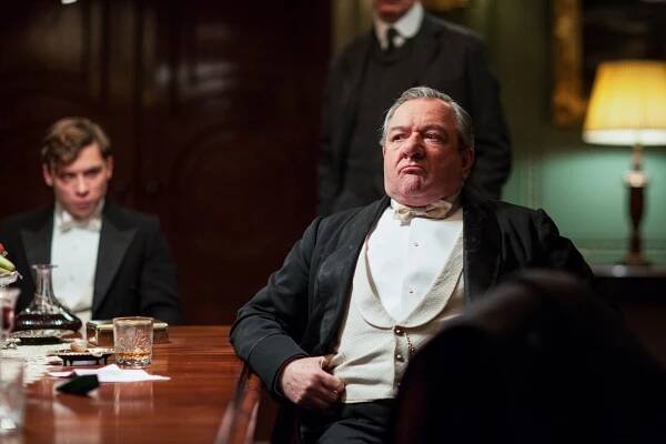 Inspektor se vrací - Z filmu - Finn Cole, Ken Stott