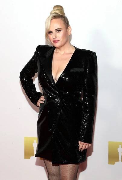 Zhubla a vypadá o 10 let mladší: O 30 kilo lehčí Rebel Wilson zářila v sexy šatech s výstřihem