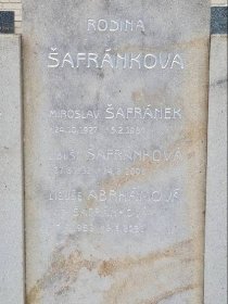 FOTO: Herečka má na hrobě napsáno Libuše Abrhámová roz. Šafránková. – stránka 52