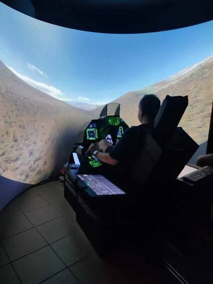 Letecký simulátor stíhačky F16 jako dárek | Adrop.cz