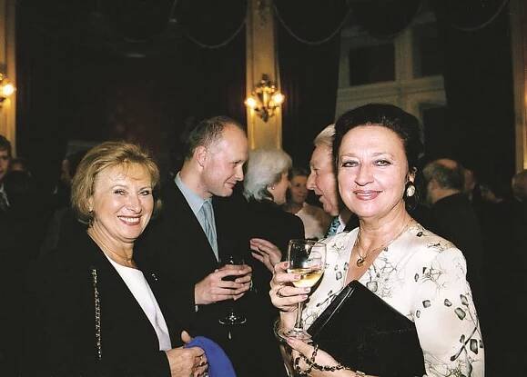 Márová, Libuše a Marta Cihelníková na premiéře opery Lucia di Lammermoor (SOP, 30.9.2004) Foto: Jan Kačír