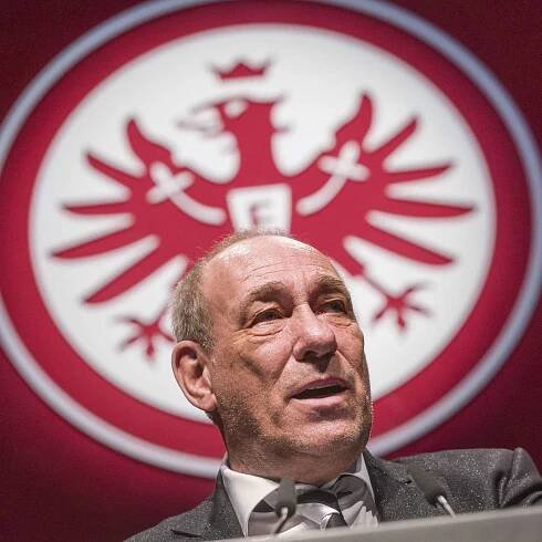 Steht auf, wenn es rechts außen stürmt