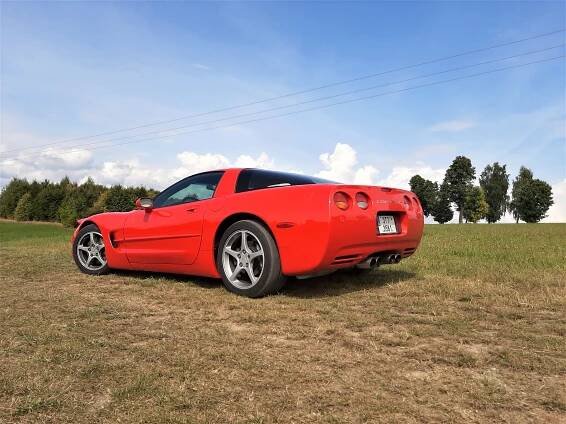 Pravým americkým sporťákem po Jeseníkách. Kultovní Corvette se během jízdy umí rozbít i opravit