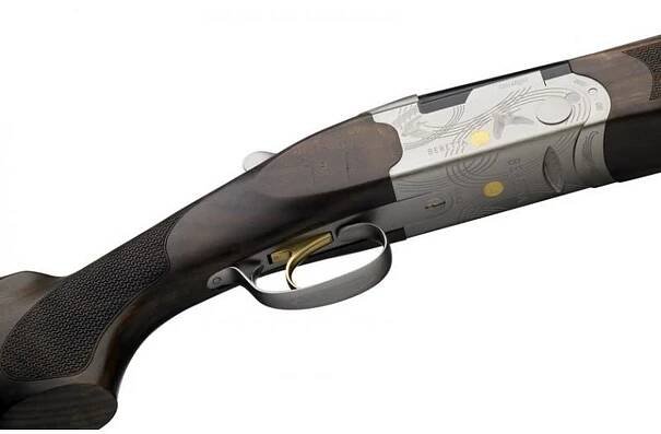 Detail brokovej kozlice BERETTA Ultralight s jemnou rytinou a zlatým gravírom