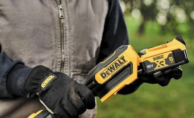 DEWALT DCMST561P1 aku bezuhlíková strunová sekačka 18V 1x 5Ah XR LiIon | NAKO Pardubice