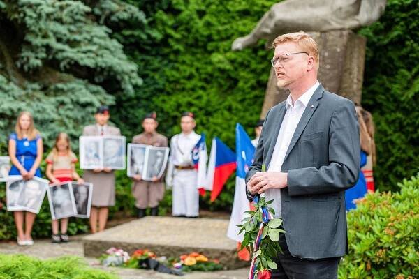 FOTO: Kameny zmizelých v Malých Svatoňovicích připomínají popravené sokoly