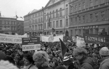 OBRAZEM: Sametová revoluce v Olomouci. Připomeňte si euforii ročník ́89
