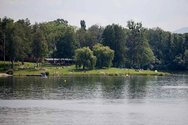 Žermanická přehrada, červenec 2020. V okolí se nabízí hned několik možností ubytování.