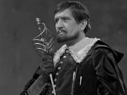 Starý mlynář Máchal z pohádky S čerty nejsou žerty, František Vicena, se premiéry nedožil. Oběsil se