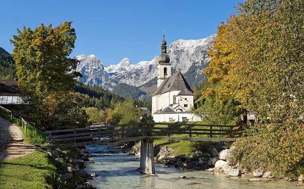 Pfarrkirche st.Sebastian und Fabian mit der Reiter Alm im Hintergrund