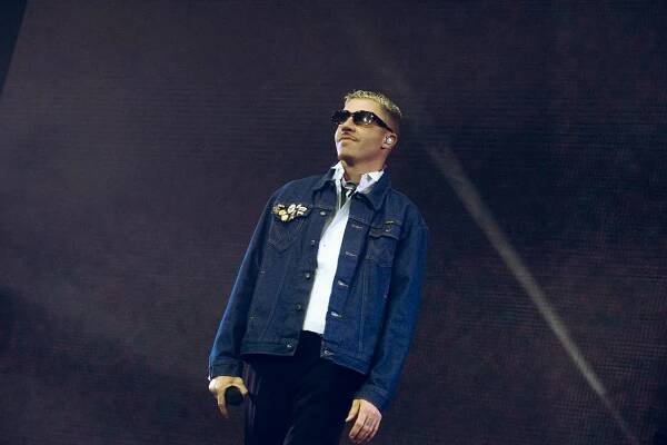Macklemore nenechal na Goulding a Burna Boyovi nit suchou a rozjel největší show letošních Colours
