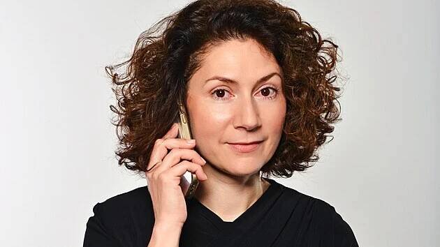 Martha Issová v seriálu Vytoč mého agenta! (2024)