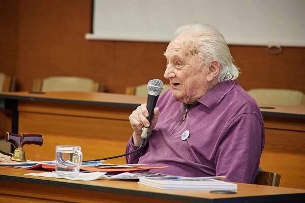 Miroslav Šafařík při jedné z posledních schůzí Klubu seniorů Trutnov v roce 2020, které vedl originálním způsobem.