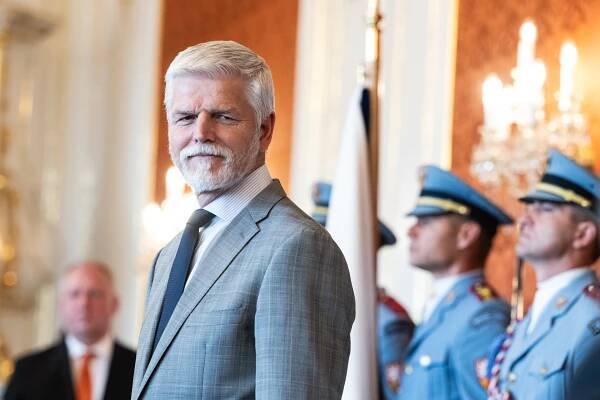 Prezident Pavel udělil první milosti. Týkají se dvou matek, cizince a seniora odsouzeného v Honkongu