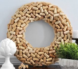 10 of the Best Wine Cork Projects! - TheProjectPile.comTheProjectPile.com Wine Cork Diy Crafts, Wine Cork Projects, Wine Cork Art, Diy Wine, Bottle Crafts, Diy Projects, Wine Cork Centerpiece, Wine Cork Candle Holder, Wine Cork Wreath