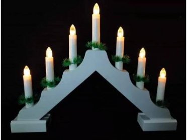 Vánoční dřevěný svícen ve tvaru pyramidy, bílé dřevo