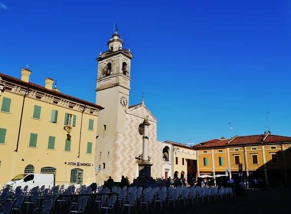 Soubor:Sabbioneta Piazza Ducale 4.jpg