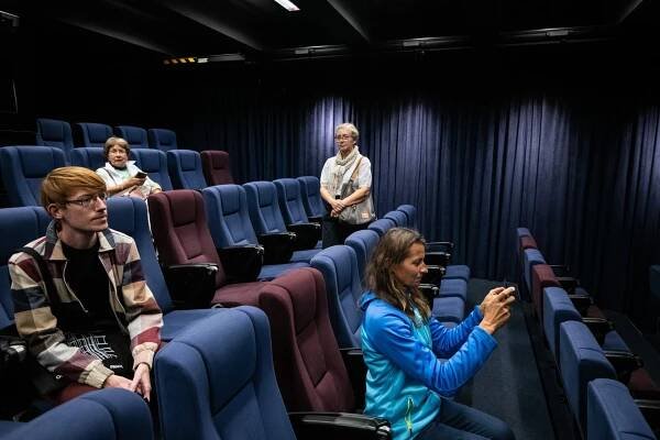 PRAHA – EDISON FILMHUB – KAPACITA NAPLNĚNA — Den architektury Archív