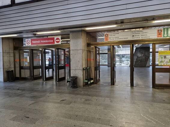 Fotogalerie • Nádraží Holešovice E7 (Zastávka tramvaje, autobusu, stanice metra C) • Mapy.com