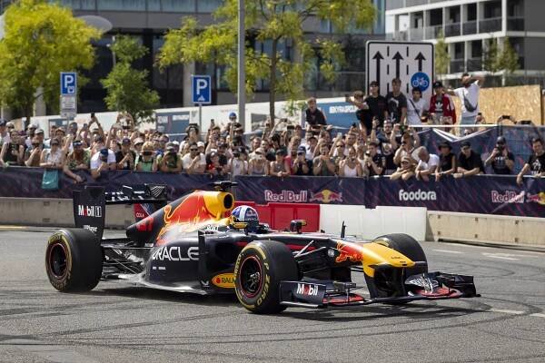 FOTO: Formule 1 v Česku. Centrem Prahy se proháněl David Coulthard