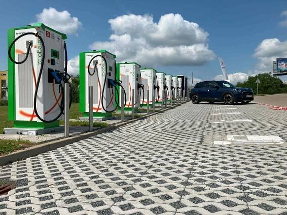 ČEZ ještě letos vybuduje síť s 1000 dobíjecími stanicemi