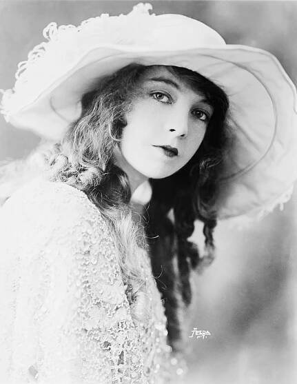 Soubor:Lillian Gish-edit1.jpg – Wikipedie
