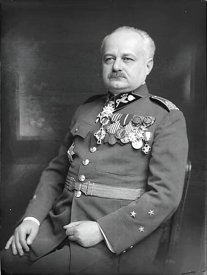 Ludvík Fisher jako generál šéf zdravotnictva.