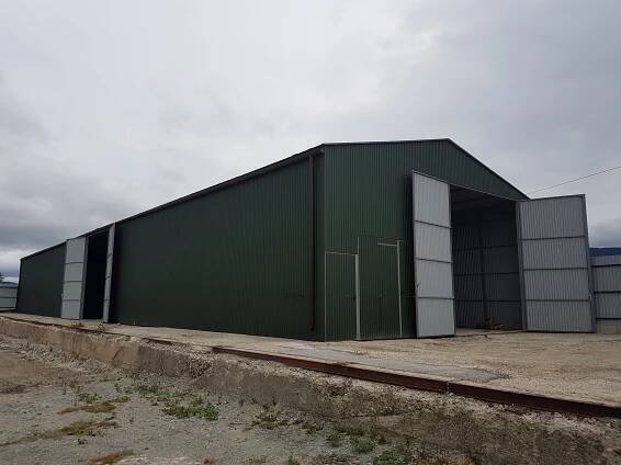 Plechová hala 10×40 m – tmavě zelená matná