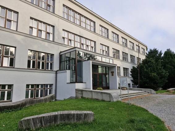 Gymnázium, Říčany, Komenského náměstí