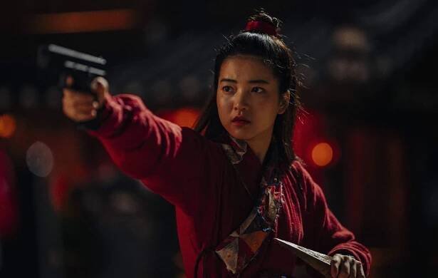 Kim Tae Ri musela pre film Alienoid nosiť mužské historické oblečenie a používať strelné zbrane - Asianstyle