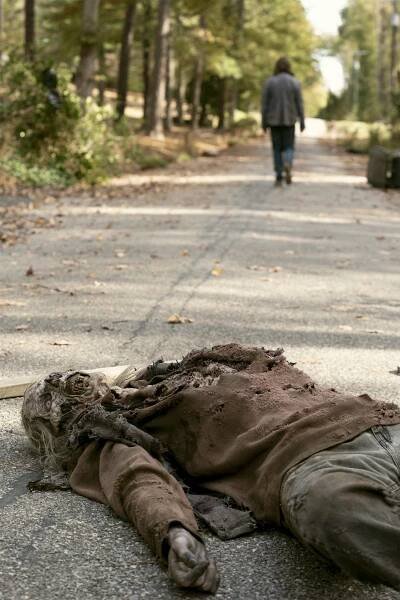 The Walking Dead: World Beyond - The Sky Is a Graveyard (S01E08) (2020)