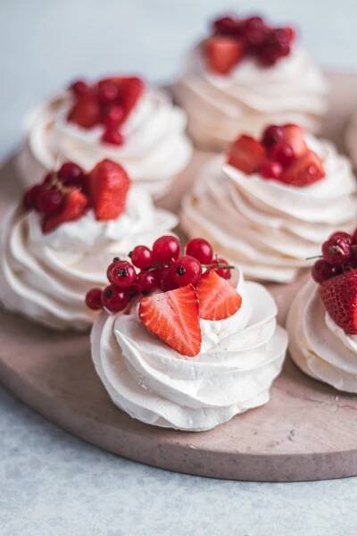 Perfektní dezert na garden party: lehká mini Pavlova, co se doslova rozpouští na jazyku | Forbes