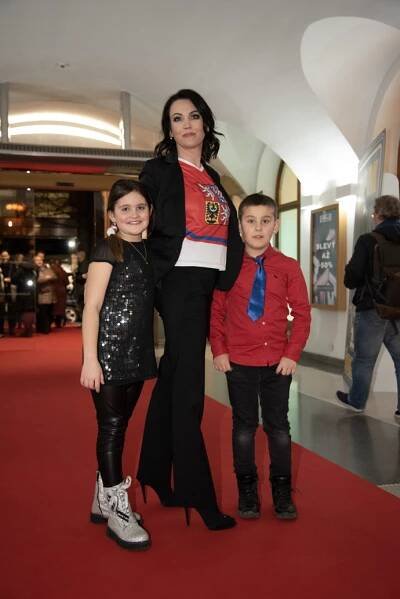 Daniela Révai dorazila v doprovodu svých dětí a tematicky v hokejovém dresu.