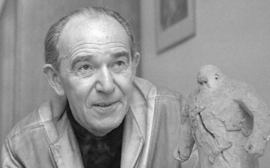 Lásku zdědil po kolegovi i s jeho dcerami. Každý diktát je stejně marný, říkal machr, který zapil ruskou okupaci smrtícím frťanem. Tajnosti slavných