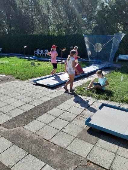 Minigolf v kempu - Oficiální stránky obce Milovice u Hořic